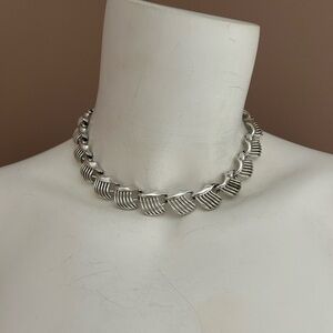 4/$100 vintage 1960 Elegant Silver choker Necklace 💚